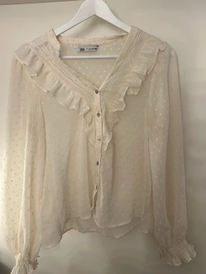 zara blus - knappt använd, vit/krämvit