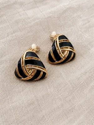 Svart och guldiga triangulära örhängen - Snygga örhängen i svart och guld med triangulär form och flätad design. Örhängena har en pärldetalj vid fästet och är tillverkade i metall och emalj. Perfekta för att lyfta din stil med en elegant touch.