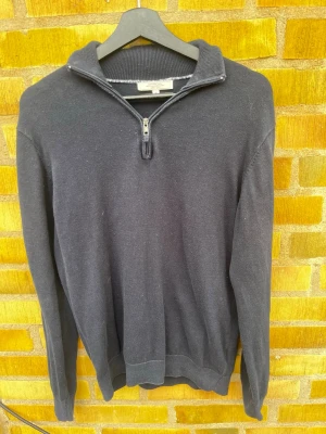 En Arrow half zip tröja - En snygg mörkblå Arrow half zip tröja. Hör gärna av er!