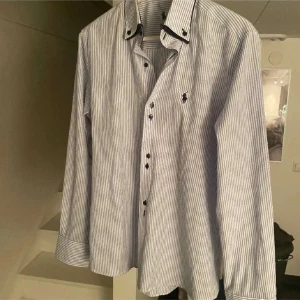 Polo  - Randig skjorta från Ralph lauren. Använt fåtal gånger, bra skick. Skriv vid eventuella frågor. Kan diskutera pris vid snabb affär.