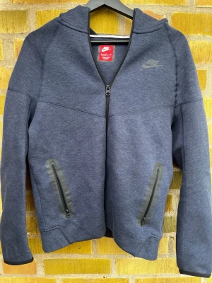 Mörkblå Nike tech fleece  - Snygg mörkblå tech flece från Nike. Den är satt i barnstorlek. Hör gärna av er!