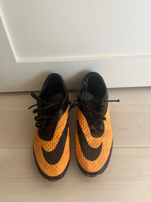 Nike hypervenom phantom - Nike fotbollsskor tror det är en gammal hypervenum phantom modellen. Kom gärna med bud priset är inte hugget i sten. Men dom är väldigt små i storleken så inte true size. Använda men i hyfsat bra skick!
