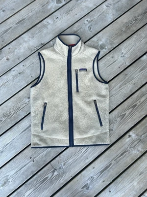  Patagonia väst - Säljer en beige fleeceväst från Patagonia. Säljer pga att den är för liten för mig. Inga skavanker, skriv om ni har frågor eller vill ha fler bilder