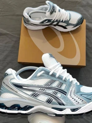 Asics Gel Kayano 14 - Fjord Grey - Säljer ett par fräscha Asics Gel Kayano i en skön och unik färg. Skorna är i 42 och passar till både träning men även att ha på sig vardagligen, pris kan diskuteras vid snabb affär. Box och og tags medföljer