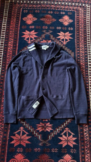 Ralph Lauren rugby cardigan - Intressekoll på den riktigt snygga Ralph Lauren rugby cardiganen | mycket fint skick med minimalt med slitage | storlek S | passar till allt | kom med rimliga bud!| vid frågor och funderingar tveka inte på att höra av er!                                                                                                                                               Mvh Doré.reselll