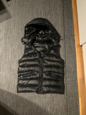Bvaldi väst, storlek XS - Säljer en rikigt schysst Bvaldi väst j storleken XS. Inga som helst defekter. Bara att höra av er vid frågor🤩 Priset är ej hugget i sten!