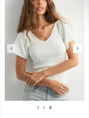 Vit blus ONLY - Vit blus/tshirt från Zalando ONLY. Den har lite små fläckar men inget som syns på långt hål som ni ser på bilden. Storlek XS