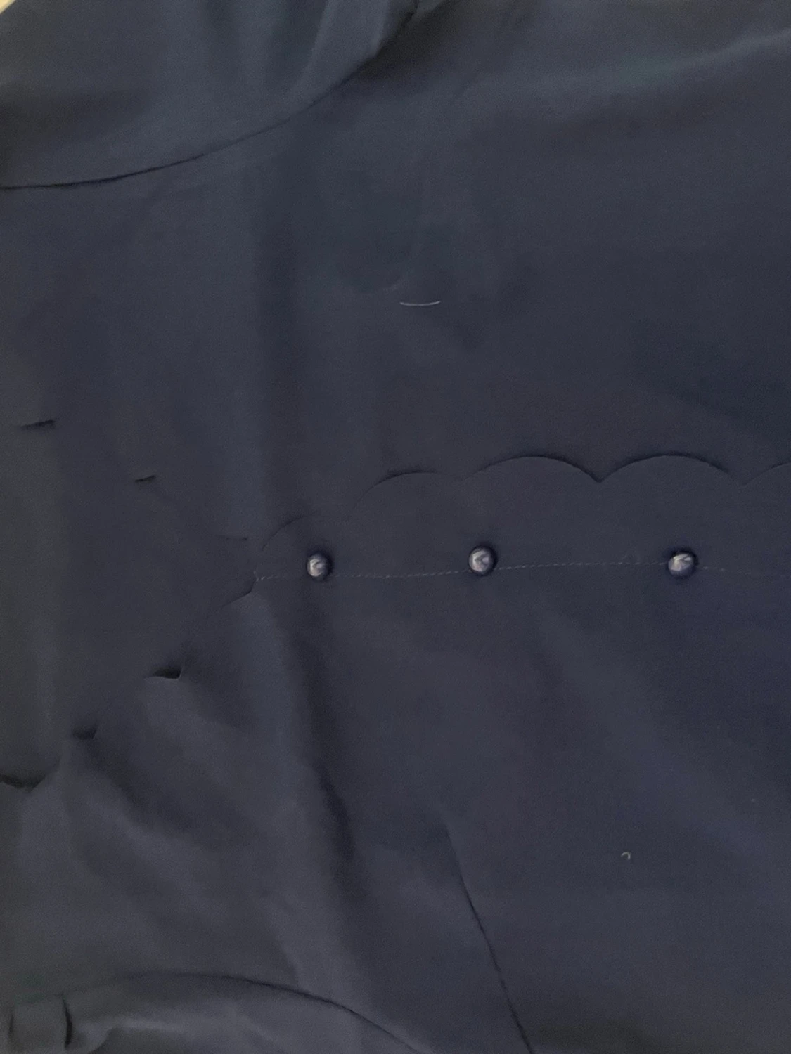 Mörkblå blus med vågig kant - 1