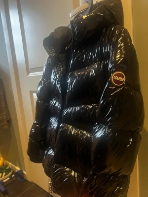 Colmar jacka - En jätte fin glansig vinter jacka från colmar , i ett alldeles ny skick. Inga defekter, den är som ny! Väldigt stilren och populär jacka. Storlek 16 år, skriv om du skulle behöva mått! Är ungefär som en xxs   Skriv om du skulle ha fler frågor!  Priset går absolut att diskutera!💕