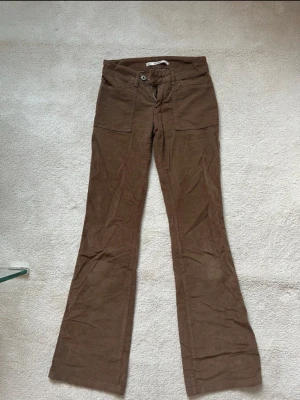 Low waist Manchester byxor - Bruna Manchesterbyxor med lowwaist och flare. Köpta i Italien, knappt använda
