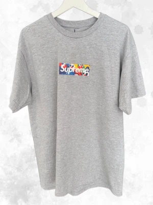 Supreme boxlogo - Säljer denna Supreme x Slawn boxlogo t-shirten i grå färg. Den är i storlek L och är endast använd ett fåtal gånger. Svarar gärna på frågor om det är något.