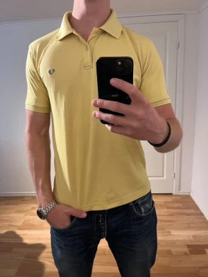 Gul Fred Perry pike  - Säljer denna sjukt snygga piken från Fred Perry⭐️ Färgen är gul och storleken är M✅ Den har inga defekter och skicket är utomordentligt🙌🤝 Sjukt najs passform och passar perfekt till hösten☀️🙌 Tveka inte på att höra av er dig vid minsta fråga eller fundering😊