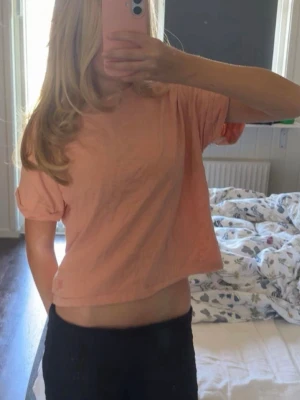 Korall t-shirt - Korall T-shirt i st 164 men sitter som XS💞