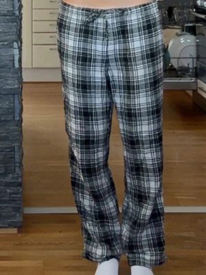 Rutiga pyjamasbyxor  - Rutiga pyjamasbyxor i st S ifrån Hm 🥰bra skick förutom en fläck på benet, syns ej supermycket dock