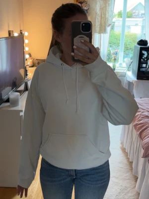 Vit hoodie från BikBok  - Säljer en enkel och clean vit hoodie från BikBok i storlek XS. Hoodien har en klassisk huva med dragsnören och en stor magficka framtill. Tillverkad i mjukt och skönt material med borstad insida för extra komfort. 💕