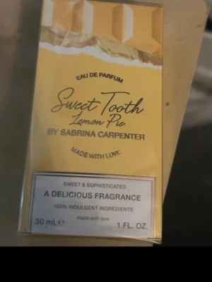 Sweet Tooth Lemon Pie parfym 30 ml - Sweet Tooth Lemon Pie Eau de Parfum från Sabrina Carpenter. Doften kommer i en gul, rektangulär kartong med grafiskt mönster och text i svart och guld. Innehåller 30 ml och beskrivs som en söt och sofistikerad doft med inslag av citronpaj.