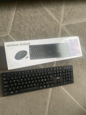 Plexgear Trådlöst tangentbord kontorskit C-500 - Säljer ett trådlöst deskset C-500 med svart fullstort tangentbord. Nordisk layout och USB-mottagare ingår. Perfekt för dig som vill ha en smidig och stilren setup till datorn. Kommer ej med musen.
