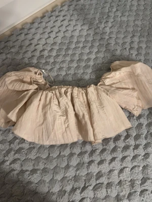 croppad topp - croppad topp från zara storlek xs