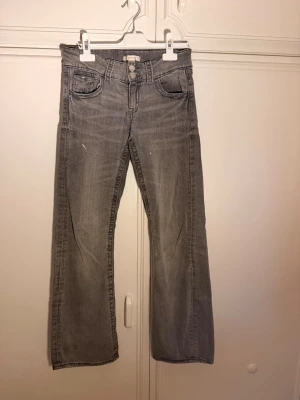Lågmidjade gråa jeans från Gina Tricot - Säljer ett par gråa jeans ifrån gina tricot i storlek 152 eftersom de inte passar mig längre. Annars sååå fina byxor! De har dubbla knappar fast det finns ett litet problem och det är att de finns några vita fläckar på byxorna men det går att få bort med fläckborttagningsmedel som t.ex. vanish. Priset går att diskutera om,även frågor🫶🏼