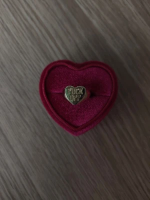 Guldfärgad hjärtring med text - ring i storlek 17,3mm, guldfärgad.