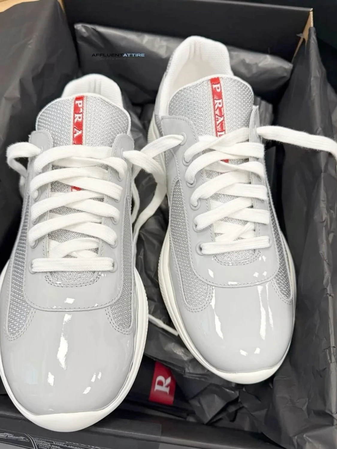 Grå och vita sneakers från Prada