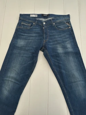 Blå jeans från Replay - Snygga blå jeans från Replay, modell Grover. Blåwashed färg