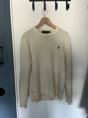 Ralph lauren sweatshirt - Väldigt snygg beige stickad Ralph lauren sweatshirt i storlek S. Jättebra skick inga fel alls. Skriv om ni har frågor