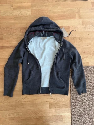 Mörkgrå hoodie från Burberry - Säljer denna limiterade burburry hoodie som självklart är äkta, prislapp medkommer, den är i storlek s, skriv vid intresse