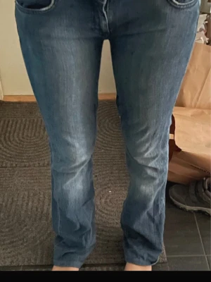 Low Rise bootcut jeans  - Säljer ett par vintage låg midja de jeans från Zara  Basic, jag har sytt de mer låg midja de så de sitter väldigt lågt, den har inga synliga defekter som jag sätt förutom en vit fläk tror man kan tvätta bort de!   - midjemått: cirka 41 cm rakt över  -Innebenslängd: cirka 79 cm
