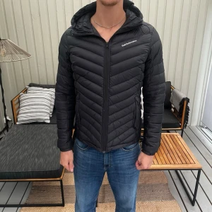 Peak performance jacka  - Säljer en peak performance jacka i mycket gott skick.. Den har inga tecken på användning, och har använts ett fåtal gånger. Hör av er vid Frågor, allt gott