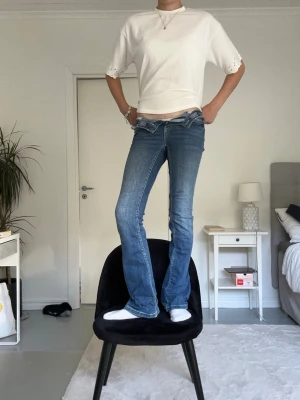 Blåa bootcut jeans - Säljer dessa fina jeans. Saknas en knapp därför säljs de billigt. Går att ha som på bilden eller köpa en knapp o sätta dit💕 jag är 167 cm lång. Skriv vid frågor och funderingar🥰