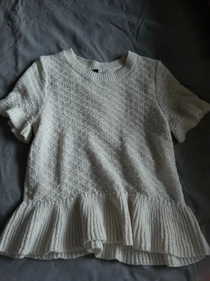 Virkad kortärmad tröja  - Beige virkad koftärmad tröja med volang kanter. Orginal pris (499kr) (använd 3x) storlek m men passar även S 