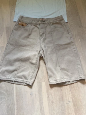 Gråa corteiz jeansshorts - Säljer ett par gråa jeansshorts från corteiz i storlek M.