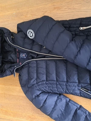 Polo jacka - Svart polo jacka, OBS hål i högra fickan inuti