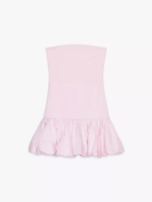 Ljusrosa axelbandslös volangklänning - Supersöt ljusrosa klänning med axelbandslös design och volangig kjol. Klänningen har en rak överdel och en fluffig, rynkad nederdel som ger en lekfull look. Perfekt för dig som gillar en feminin och trendig stil. Defekt vid dragkedjan, fråga om bild . 