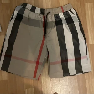 Burberry shorts  - Burberry shorts perfekt för sommaren, skick 10/10
