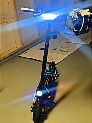 Svart kukirin g2 promed LED-display - Säljer en svart kukirin g2 pro  med breda däck, starka framlysen och LED-display på styret. Scootern har vita handtag och flera belysningsdetaljer. Perfekt för dig som vill ta dig fram snabbt och smidigt i stan.har bara gått 328 km