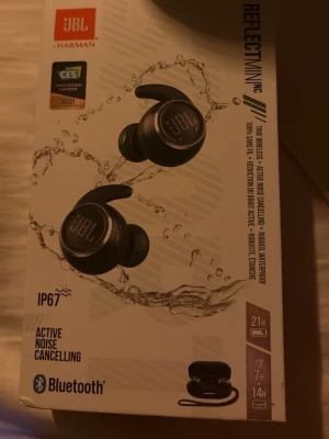 JBL Reflect Mini NC True Wireless - Ett par JBL hörlurar med noice canceling.använda kanske max 3 gånger. 