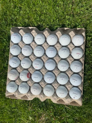 Titleist PRO V1  - 30 st PRO V1/x i A/B-klass!   Personliga anmärkningar samt företagsloggor kan förekomma  Kika gärna våra andra artiklar ⛳️💪