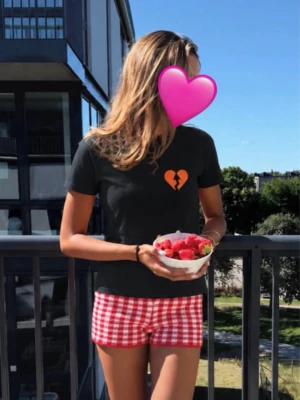 Little Mix “Break Up Song” t-shirt – Officiell merch – Stl M - Officiell Little Mix-merch från Break Up Song-eran i storlek M. Svart t-shirt i 100 % bomull med hjärtmotiv framtill från singeln. Perfekt för Little Mix-samlare eller dig som vill ha en unik bandtröja. I fint skick.