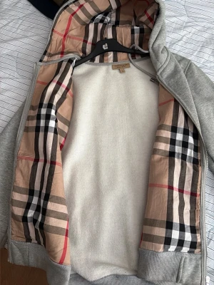 Burberry hoodie zip - Säljer min burberry hoodie zip. Använder den aldrig och är alldeles för tight för mig. Storlek M men passar även storlek S. KÖP INTE om du är över 180cm🚨‼️
