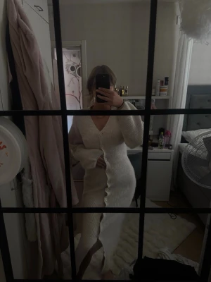 Stickad klänning - Knitted buttom down dress från Gina tricot i storlek S. Orginal pris 600 men säljer för 400 då den nästan aldrig är använd och är i ”nytt skick”. Den är även slutsåld i butik. Hör av er om ni har fler frågor