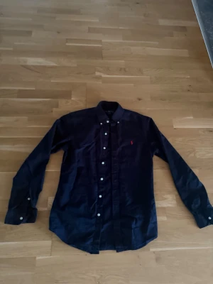 Blå skjorta från ralph lauren - Skjortan är slim fit och är riktigt fet, andvänts få tal gånger. 