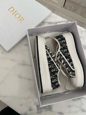 Dior sneakers  - Super snygga Walk'n'Dior Platform Sneaker. Skorna är helt nya och oanvända. Hör av er vid intresse, fler frågor eller bilder.