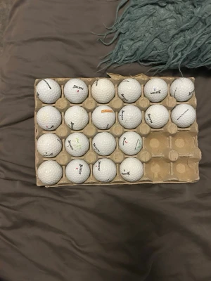 Golfbollar Srixon i kartong - Säljer ett gäng vita golfbollar av märket Srixon, förpackade i en äggkartong. Perfekt för dig som vill fylla på golfväskan med extra bollar. Klassisk rund form och tillverkade i slitstarkt material.
