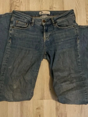Zara jeans - Bootcut Zara jeans, används inte längre, storlek 34