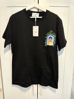 Casablanca t-shirt  - Säljer denna helt nya Casablanca t shirt då den var för stor. Storlek S men passar även större. Riktigt skönt och bra kvalité på tröjan.  