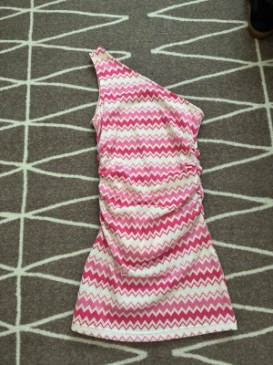 Rosa och vit klänning - Till salu: en fantastisk enaxlad klänning med flerfärgat mönster. Storlek S. Utmärkt skick. Påminner om ett Missoni-mönster. 🤍