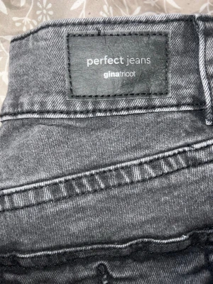Perfekta svarta jeans Gina Tricot - Snygga svarta jeans från Gina Tricot, modell perfect jeans. De har en klassisk femficksdesign och är tillverkade i stretchigt denimtyg för en bekväm passform. Perfekta till alla dina outfits och superlätta att matcha.