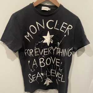 Moncler tee - Säljer nu min as feta moncler tisha! Condet är 8,5/10 ända flawn är moncler märket på vänstra arm som ni ser på andra bilden. Tveka inte att kontakta vid frågor eller funderingar!